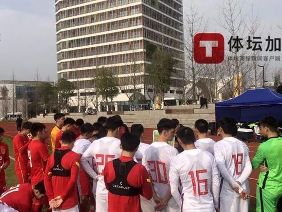 易边再战，虽然第三节刚开始老鹰延续状态将分差拉大到两位数，但随着公牛外线手感的复苏他们抹平分差。